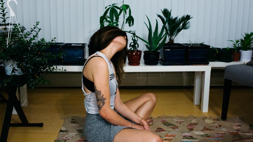 Yogaübungen von Julia Cremasco gegen Adventsstress (Foto: Unsplash)