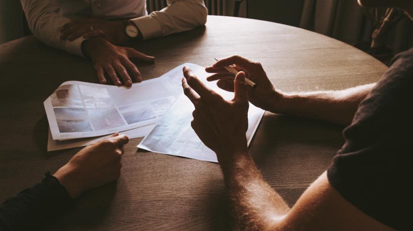 Im Bereich Leseverständnis müssen die jeweils passenden Worte oder Sätze einem Bild zugewiesen werden. (Foto: Thomas Drouault, unsplash) Im Bereich Leseverständnis müssen die jeweils passenden Worte oder Sätze einem Bild zugewiesen werden. (Foto: Thomas Drouault, unsplash)