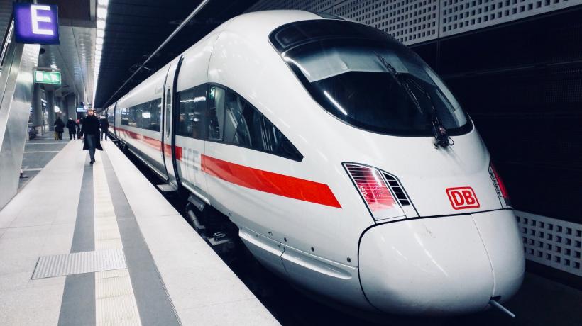 Solltest du mit der Bahn anreisen, kannst du das Veranstaltungsticket nutzen. (Foto: Daniel Abadia, Unsplash) Solltest du mit der Bahn anreisen, kannst du das Veranstaltungsticket nutzen. (Foto: Daniel Abadia, Unsplash)