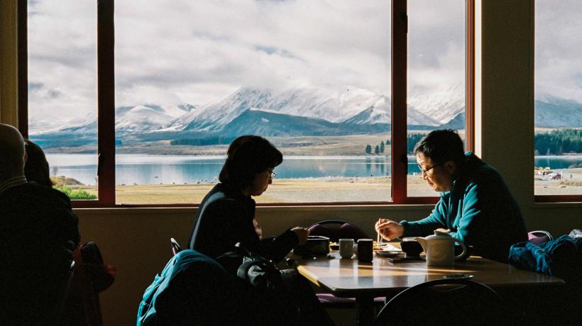 Wenn die Menschen im Café um mich herum ein bisschen anders aussehen und du sie nicht verstehen kannst. (Foto: Banter Snaps – Unsplash.com)