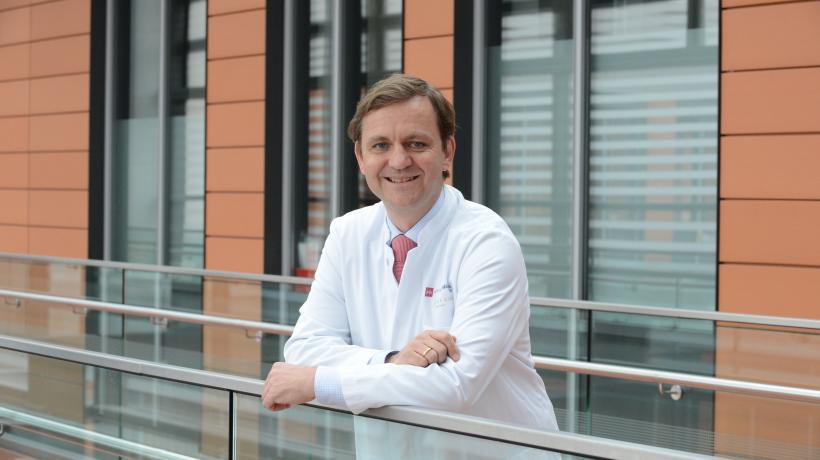 Prof. Dr. Klaus Lieb geht der Frage nach: Was ist wirksam zur Förderung von Resilienz? (Foto: Peter Pulkowski, Universitätsmedizin Mainz) Prof. Dr. Klaus Lieb geht der Frage nach: Was ist wirksam zur Förderung von Resilienz? (Foto: Peter Pulkowski, Universitätsmedizin Mainz)