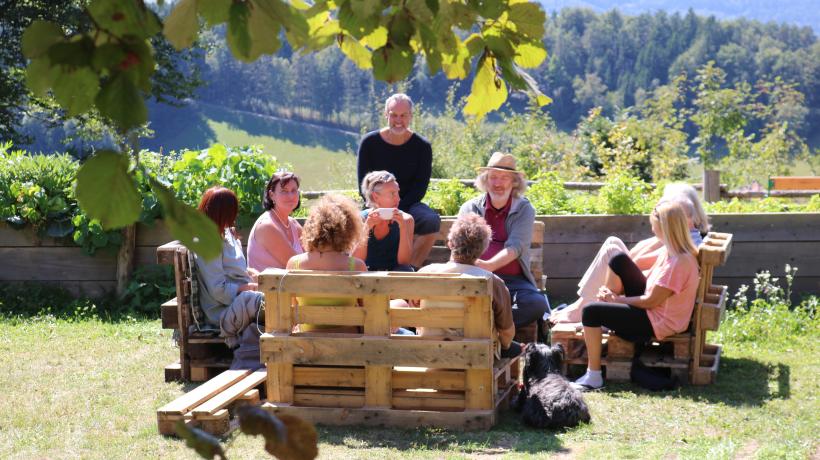 Die Teilnehmer der Schnupper-Woche genießen die gemeinsame Auszeit im Klostergarten. (Foto: Ina Jungbluth) Die Teilnehmer der Schnupper-Woche genießen die gemeinsame Auszeit im Klostergarten. (Foto: Ina Jungbluth)