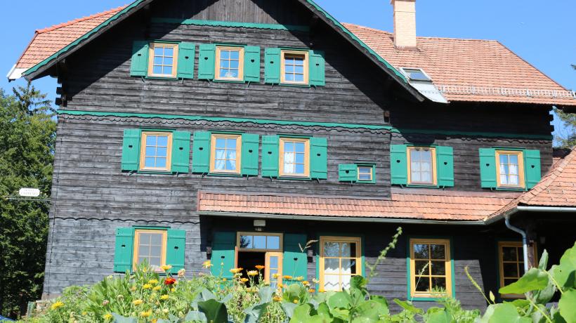 Das Kernstück des Anwesens ist das alte Holzhaus, das schon von weitem über die Hügel hinweg sichtbar ist. (Foto: Ina Jungbluth) Das Kernstück des Anwesens ist das alte Holzhaus, das schon von weitem über die Hügel hinweg sichtbar ist. (Foto: Ina Jungbluth)