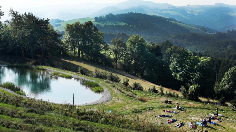 Yoga am neu angelegten Naturbadeteich (Foto: Udo Boessmann) Yoga am neu angelegten Naturbadeteich (Foto: Udo Boessmann)