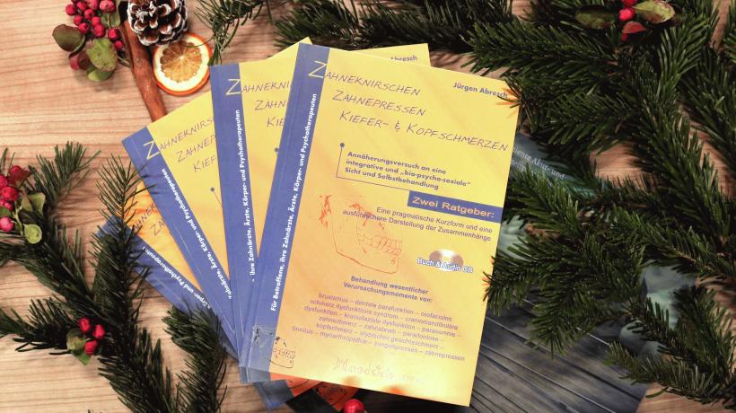 (Foto: Annika Overlander - Deutscher Psychologen Verlag) Tannenzweige und Buchcover