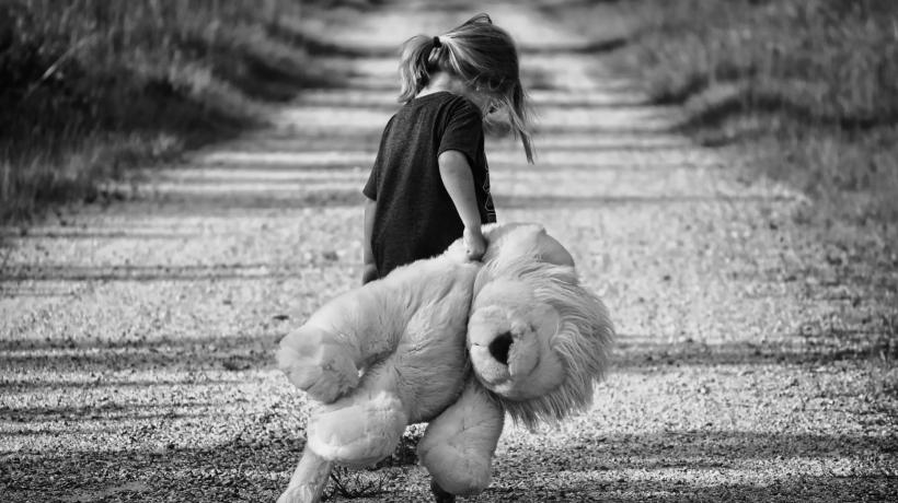 Kind mit Teddy in schwarz-weiß