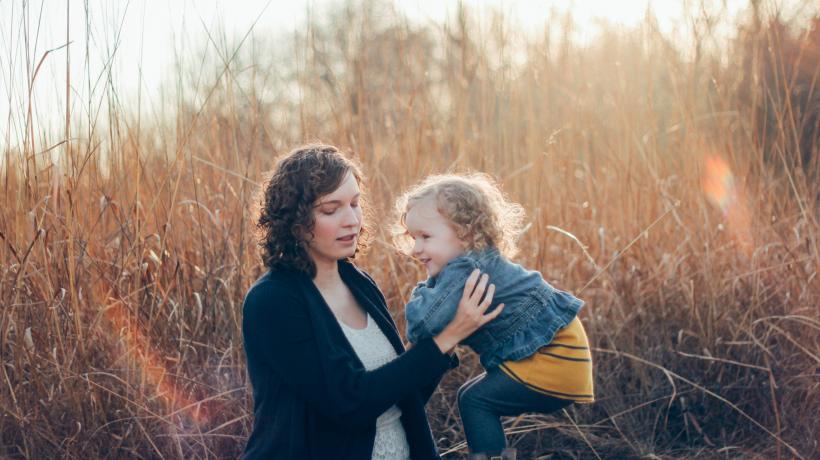 Glück und Liebe, Trauer und Angst – die Mutterschaft wird häufiger von sich widersprechenden Gefühlen begleitet als angenommen. (Foto: Shelby Deeter – Unsplash.com)