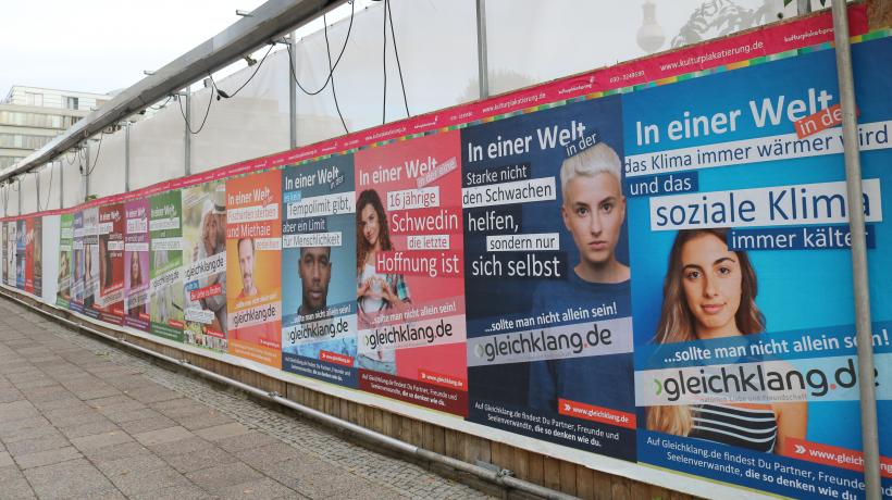 Gleichklang-Plakate in Berlin. Über 19.000 Mitglieder hat die Plattform bereits. (Foto: Anni Overlander) Gleichklang-Werbeplakate in Berlin
