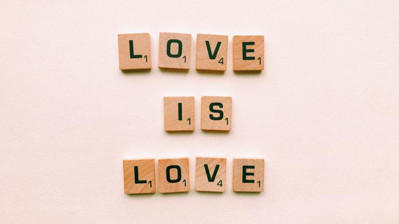 Scrabble Steine schreiben "Love is Love"