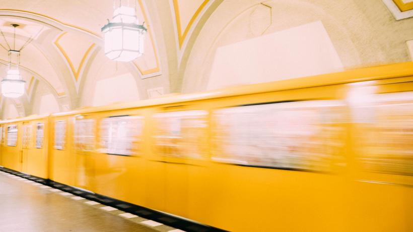 U-Bahn Station, wo gelbe U-Bahn durchfährt