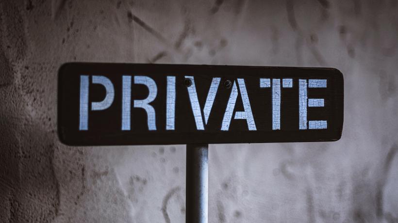 Schild mit Aufschrift "private"