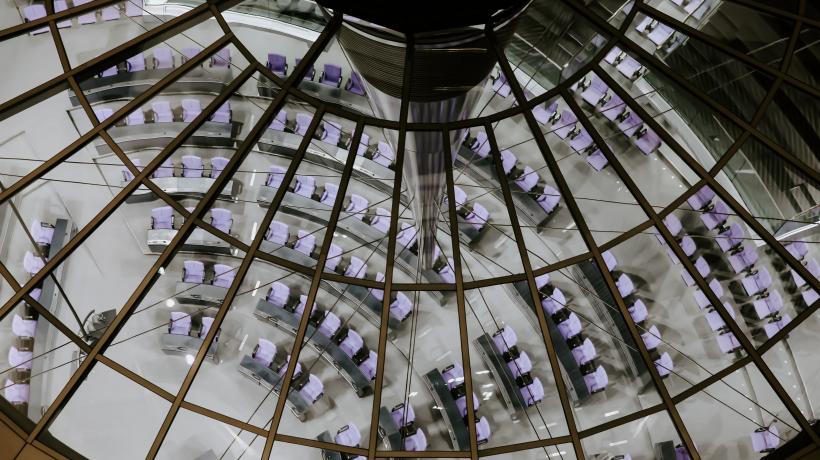 Sicht auf den Bundestag von oben durch die Glaskuppel.