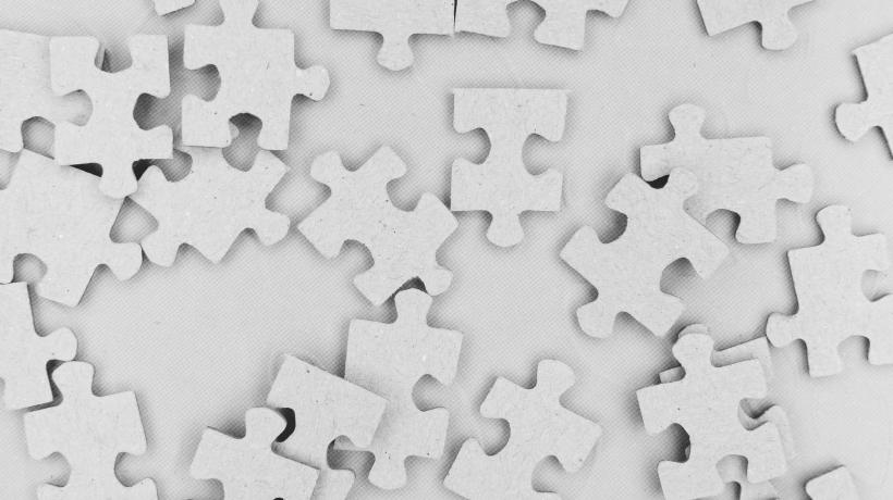 (Foto: Markus Winkler – Unsplash.com) Weiße Puzzelzeile liegen auf weißem Untergrund