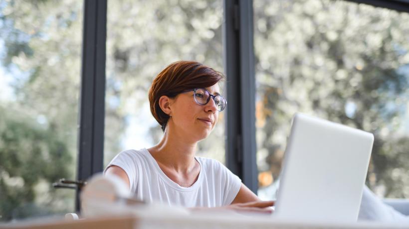 (Foto: Andrea Piacquadio – Pexels.com) Eine Frau sitzt vorm Bildschirm ihres Laptops und arbeitet.