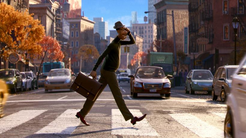 Foto: © 2020 Disney/Pixar Ein Mann mit Aktentasche überquert telefonierend die Straße