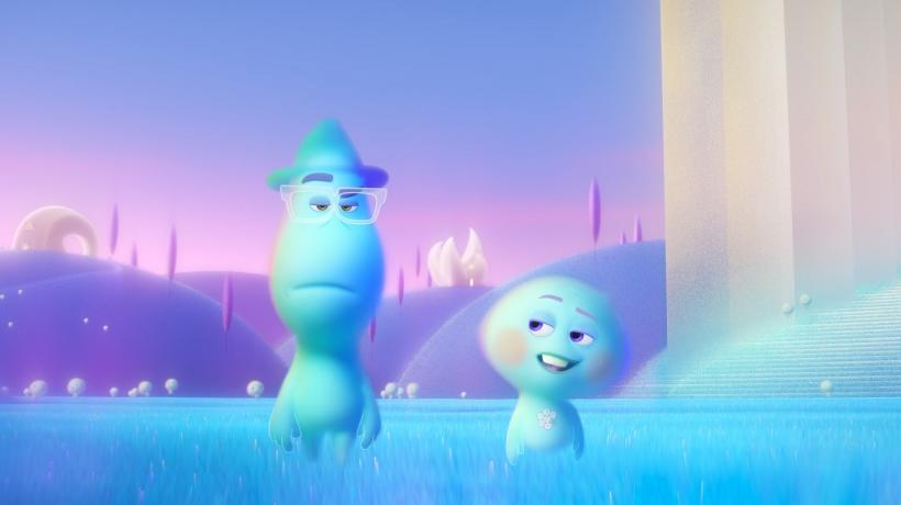 Zwei Filmfiguren gehen durch eine blau-violette Landschaft