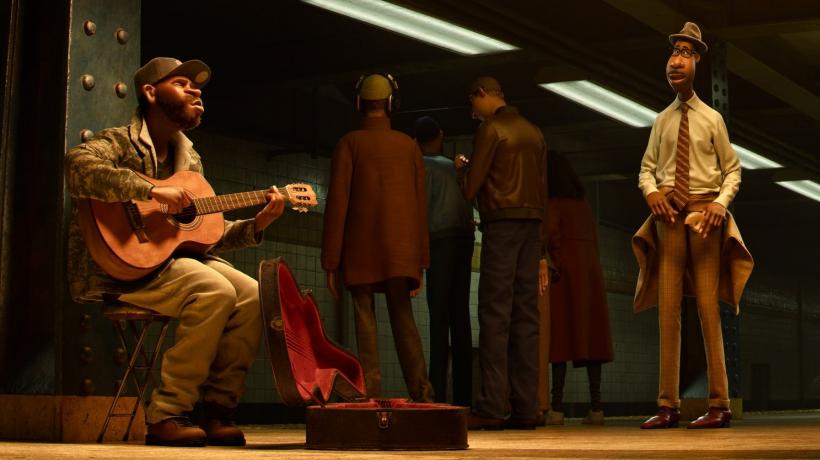 Foto: © 2020 Disney/Pixar Ein Gitarrenspieler und Passanten in einem U-Bahnhof