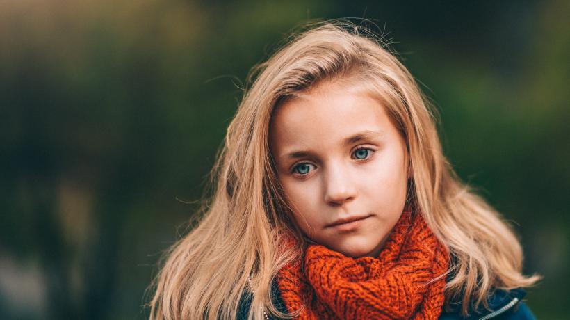 Foto: Janko Ferlic – Pexels.com Ein blondes Mädchen mit orangenem Schal