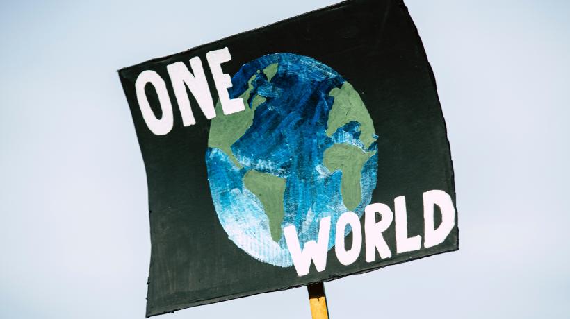Plakat zum Klimastreik: Die Erde vor schwarzem Hintergrund. Text: One World