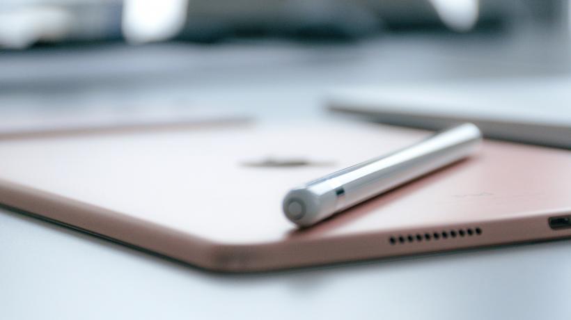Foto: Marek Levak – Unsplash.com Ein iPad mit Stift darauf liegt auf einem Schreibtisch.