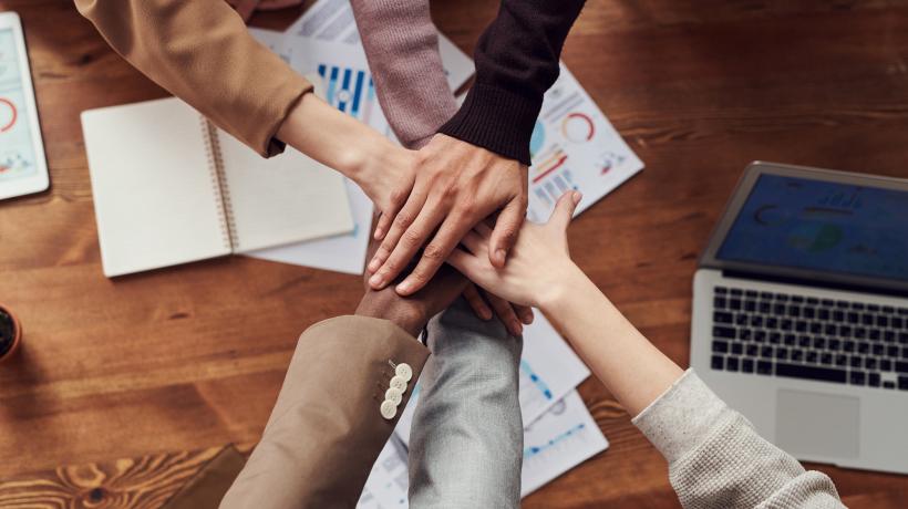 Foto: Fauxels – Pexels.com Mehrere Hände übereinandergelegt.