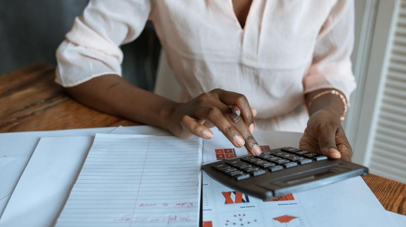 Foto: Rodnae Productions – Pexels.com Frau tippt auf einem Taschenrechner herum.