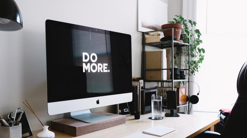 Ein Apple-Desktop, auf dem "Do more" steht.