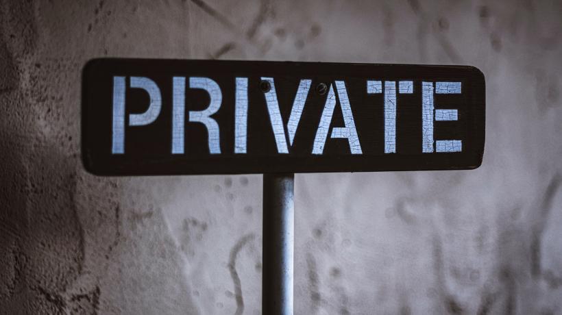 Ein Schild mit der Aufschrifte "PRIVATE".