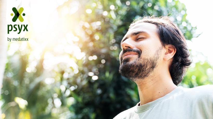 Foto: Olezzo – istockphoto.com Ein Mann mit geschlossenen Augen und entspanntem Gesichtsausdruck.