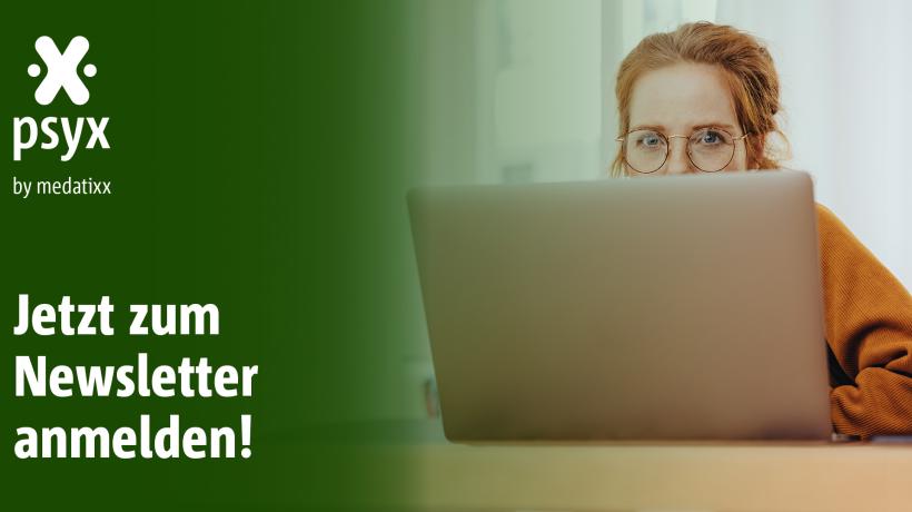 Foto: stockfour – istockphoto.com Eine Frau sitzt am Laptop, links im Bild ist der Text "Jetzt zum Newsletter anmelden" zu lesen.