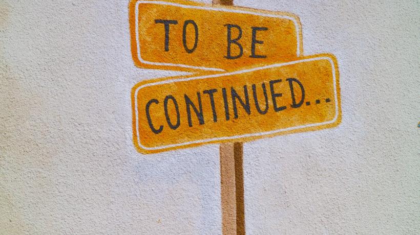 Eine gezeichnetes Schild auf dem "To be continued..." steht.