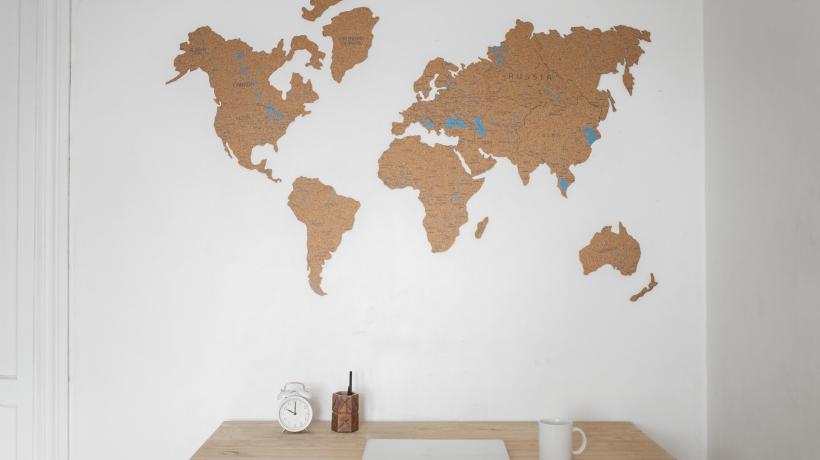 Eine Landkarte an einer Wand.
