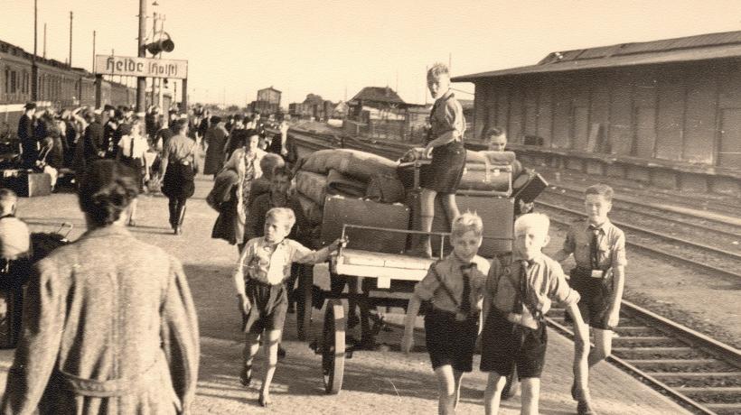 Foto: Hans Henning - Wikimedia Commons Ankunft von Flüchtlingen aus den Ostgebieten des Deutschen Reiches in Heide/Holstein 1945