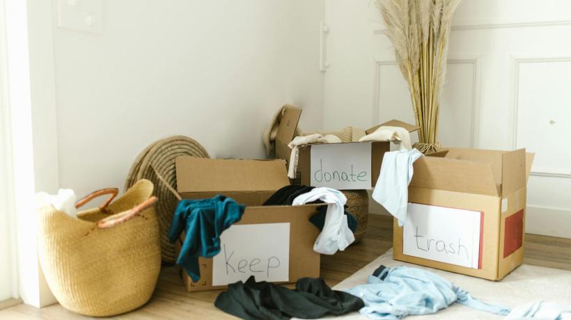 Foto: RDNE Stock project – pexels.com In einer Zimmerecke türmen sich geöffnete Kartons und Taschen.