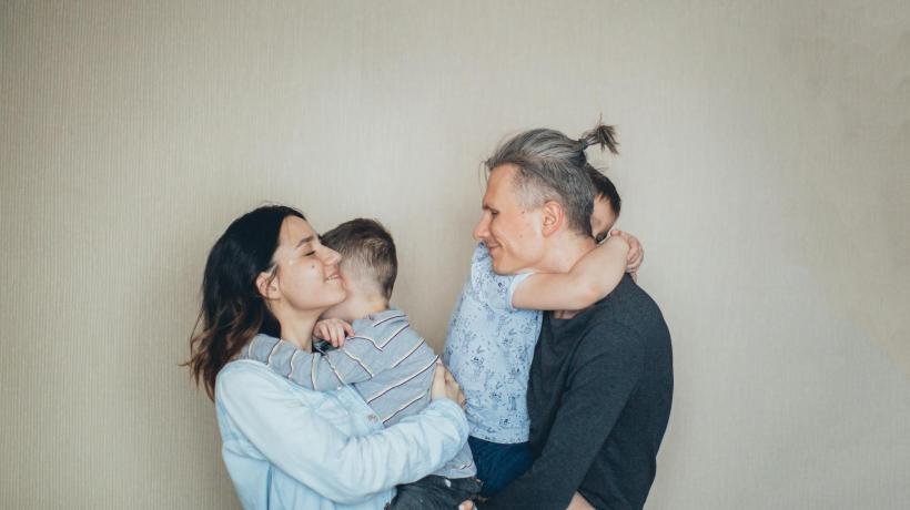 Foto: Elina Fairytale – pexels.com Ein Mann und eine Frau je mit einem Kind im Arm stehen sich gegenüber und schauen sich an.