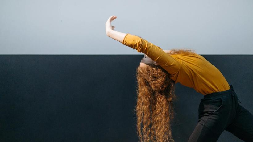 Foto: Pavel Danilyuk – pexels.com Eine Frau wird im Profil gezeigt, sie neigt den Oberkörper nachhinten, wie in einer Ballettpose.