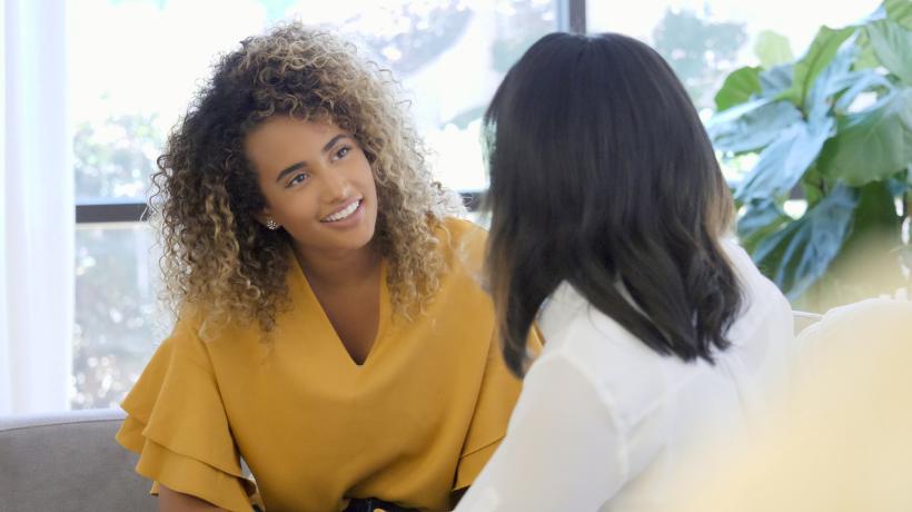 Foto: BELTZ Verlag Zwei Frauen sitzen sich gegenüber in einem Therapiesetting.