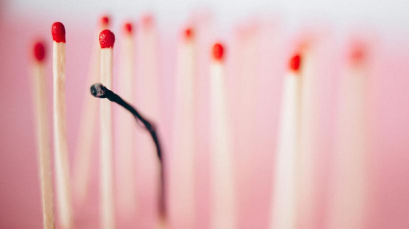 Foto: Nataliya Vaitkevich – pexels.com Viele aufragende Streichhölzer. Eines ist verbrannt und eingeknickt.