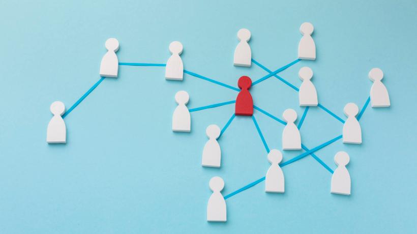 Foto: freepik.com Illustration mit weißen Spielfiguren und einer roten, die mit blauen Linien verknüpft sind
