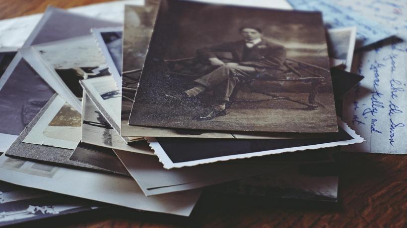Foto: Suzy Hazelwood– pexels.com Ein Stapel mit Schwarz-Weiß-Fotos.