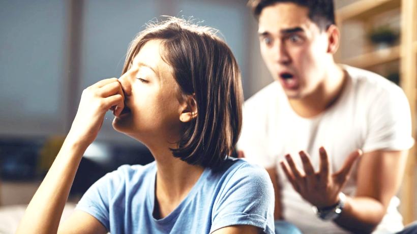 Ein Mann redet erregt auf eine Frau ein, die sich ihm abwendet.