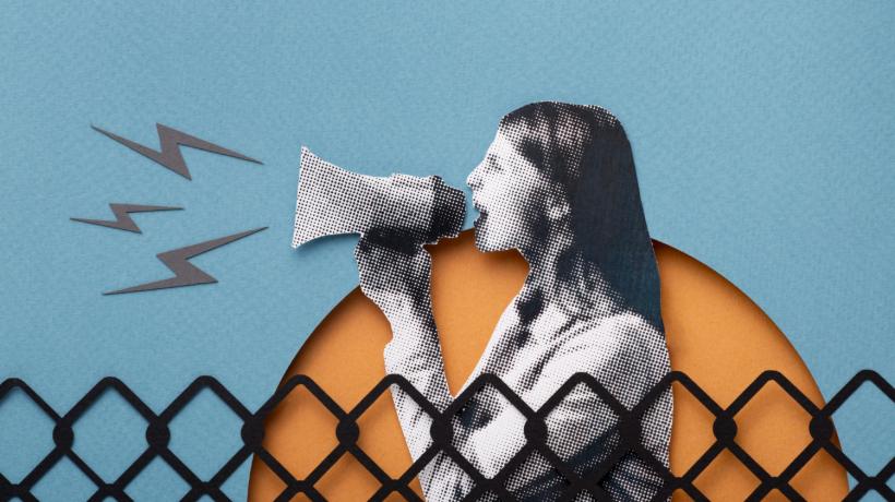 Illustration einer Frau, die hinter einem Zaun steht und in ein Megafon spricht.