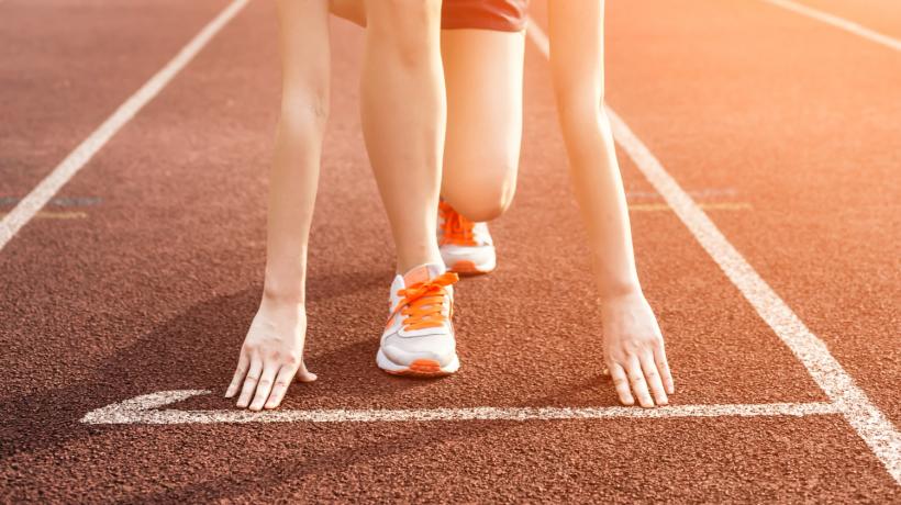 Eine Frau an der Startlinie für einen Wettlauf.