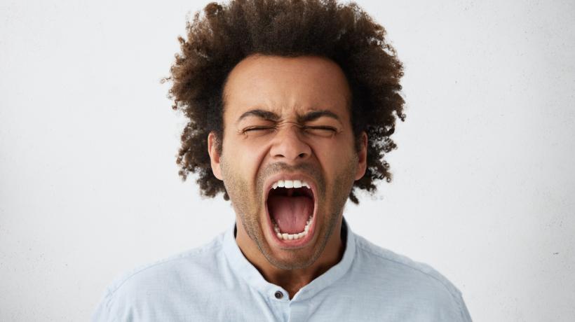 Ein junger Mann in Nahaufnahme, der schreit.