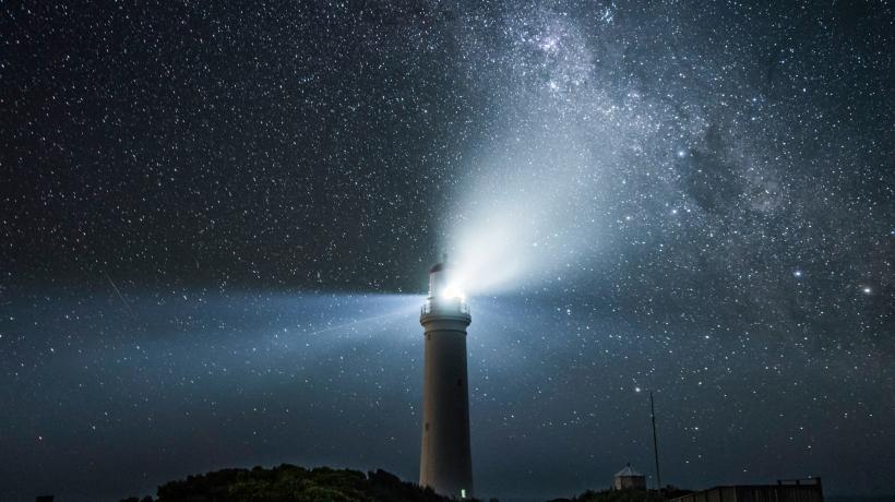 Ein Leuchtturm bei Nacht.