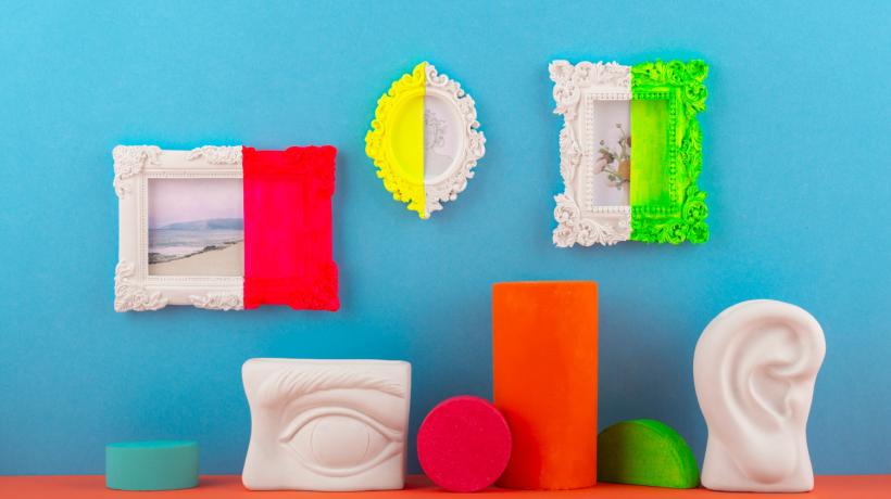 Verschiedene Symbole (Ohr, Auge ...) vor blauem Hintergrund.