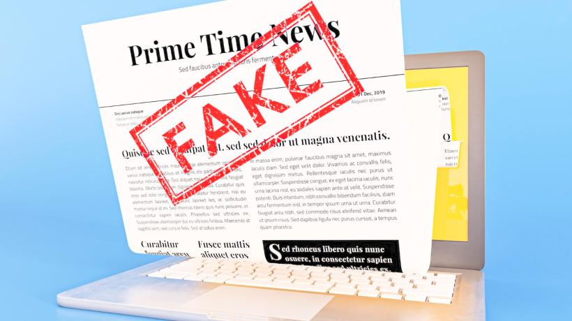 Eine Zeitungsschlagzeile mit dem Stempel FAKE