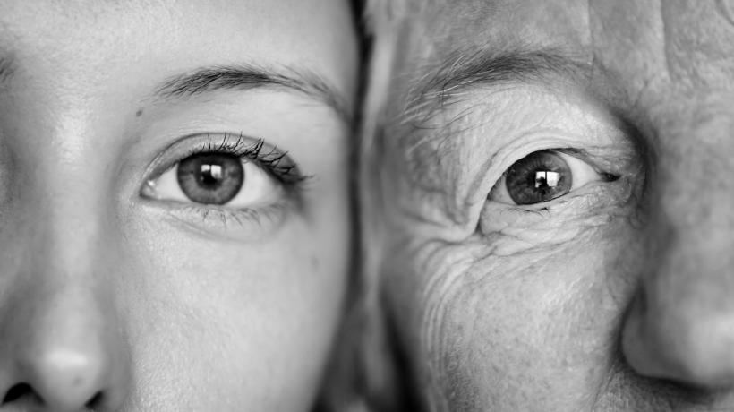 Schwarz-Weiß-Nahaufnahme eines jungen und eines älteren Gesichts