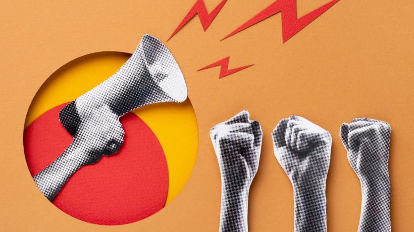 Illustration: Eine Hand hält ein Megafon, drei Hände sind zur Faust geballt noch oben gereckt.