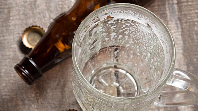 Ein leeres Bierglas von oben.